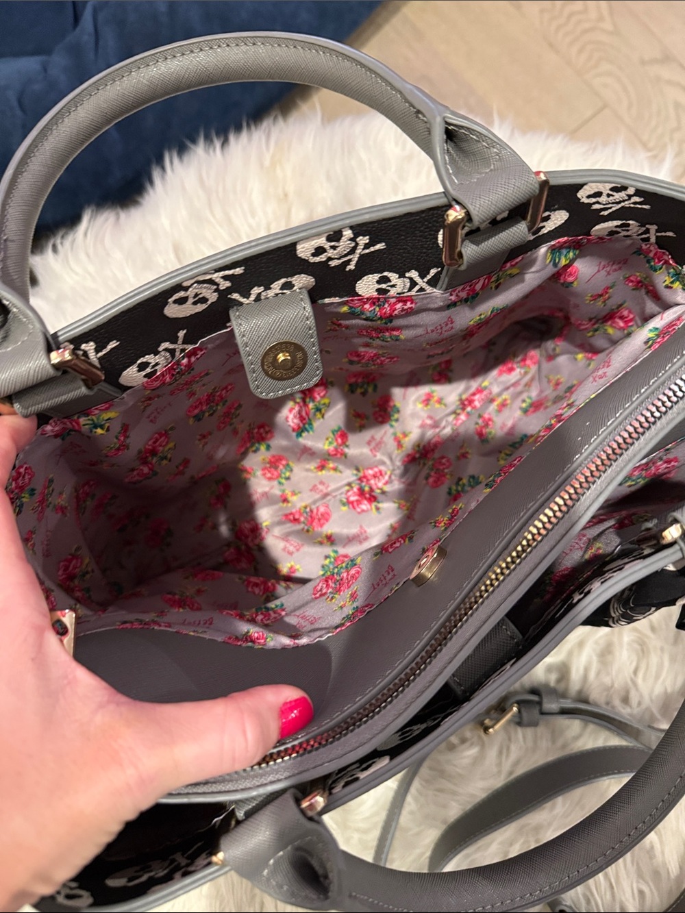 Betsey Johnson Skull large tote w/bow - Picture 3 of 11